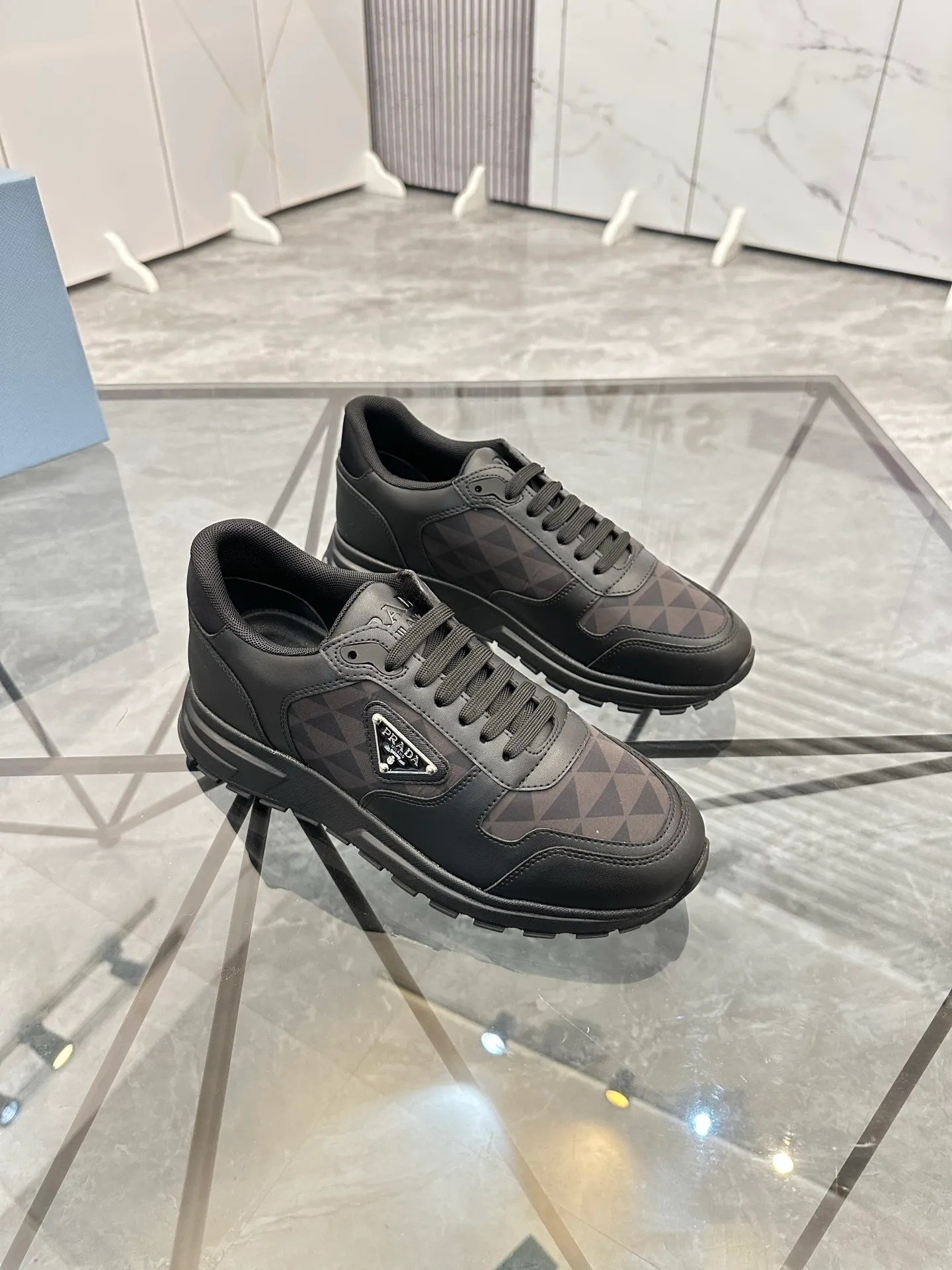 Men's shoes: 💰P440¥ Product trademark: Prada *"Prada*" low-top casual shoes Regular size: 38-44 (can be customized to 45.46) Product materials: imported cowhide upper, sheepskin lining, original outsole. Number: 835